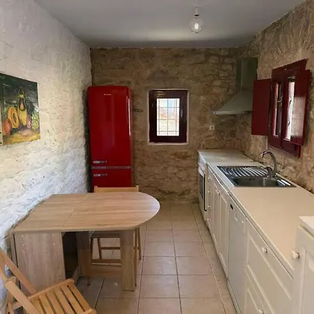 Дом отдыха Roula's Stone Loft & Pool Near Polylimnio *