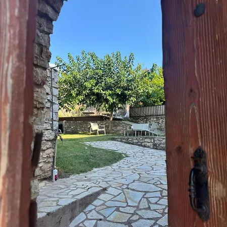 Дом отдыха Roula's Stone Loft & Pool Near Polylimnio Neromilos