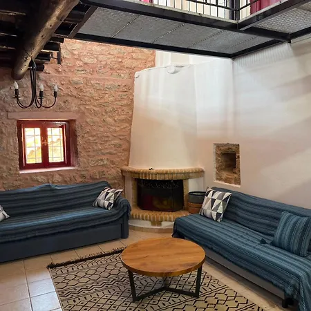 Roula's Stone Loft & Pool Near Polylimnio