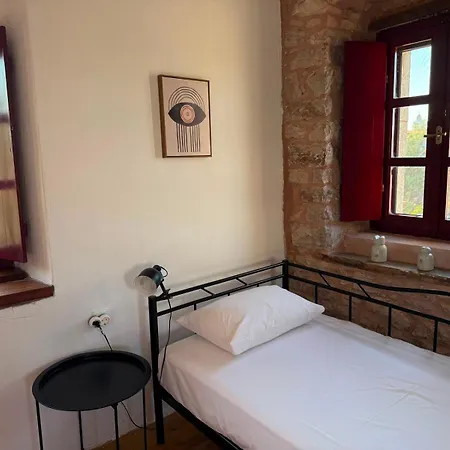 Дом отдыха Roula's Stone Loft & Pool Near Polylimnio *