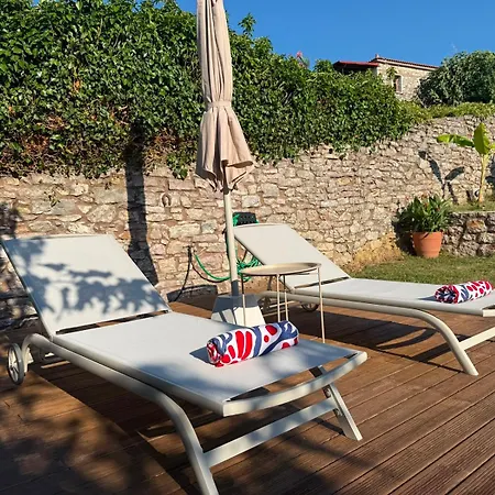 Roula's Stone Loft & Pool Near Polylimnio Neromilos