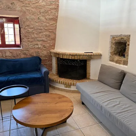 Дом отдыха Roula's Stone Loft & Pool Near Polylimnio Neromilos