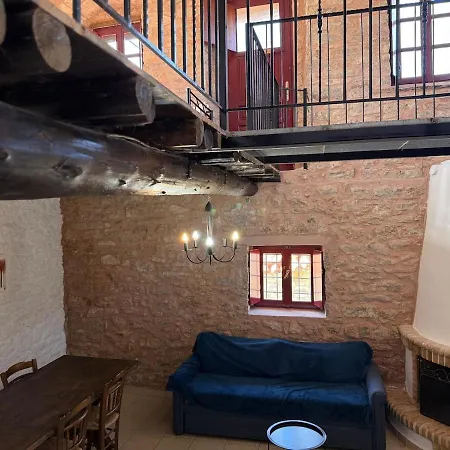 Дом отдыха Roula's Stone Loft & Pool Near Polylimnio Neromilos