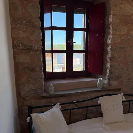 Roula's Stone Loft & Pool Near Polylimnio * Neromilos